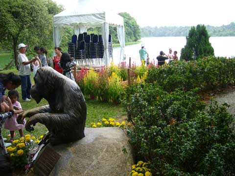 Ah Meng's grave and memorial